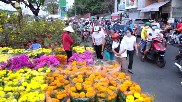 越南胡志明市 2023年1月18日 在越南胡志明市的花市 当地居民忙着在花市买花装饰房屋 — 图库视频影像