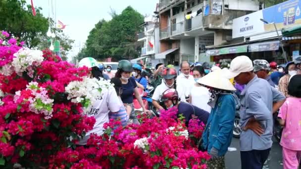 ホーチミン市 1月18日 2023 花市場で花を買うことの喧騒 地元の人々は ベトナムのホーチミン市の旧正月に家を装飾目的で花を購入する — ストック動画
