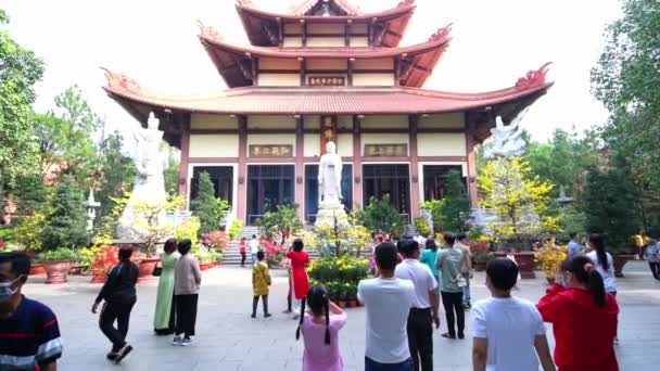 ベトナムのホーチミン市 2023年1月22日 ベトナムのホーチミン市でこの香りの民族の伝統として平和の巡礼者と祈るために寺院で活気のある雰囲気 — ストック動画