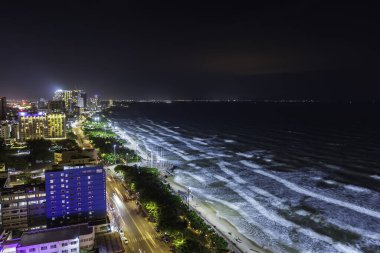 Vung Tau, Vietnam - 29 Kasım 2023: Vung Tau kıyı kenti gece yukarıdan görüldü. Burası Güney Vietnam 'da ünlü bir kültür turizmidir.