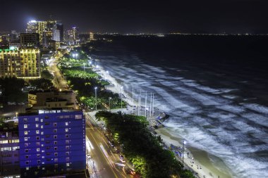 Vung Tau, Vietnam - 29 Kasım 2023: Vung Tau kıyı kenti gece yukarıdan görüldü. Burası Güney Vietnam 'da ünlü bir kültür turizmidir.