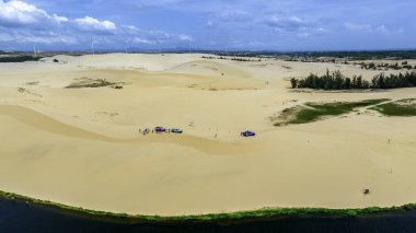 Mui Ne, Vietnam yakınlarındaki kum ve su arasında katı bir coğrafi zıtlık var. Vietnam 'ın Mui Ne Çölü, Güneydoğu Asya' da bir çöldür.