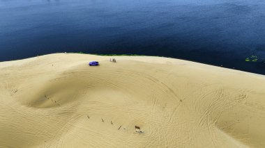 Mui Ne, Vietnam yakınlarındaki kum ve su arasında katı bir coğrafi zıtlık var. Vietnam 'ın Mui Ne Çölü, Güneydoğu Asya' da bir çöldür.