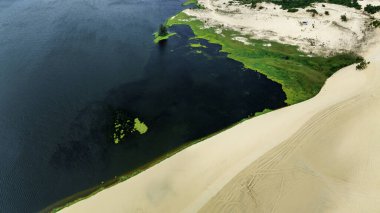 Mui Ne, Vietnam yakınlarındaki kum ve su arasında katı bir coğrafi zıtlık var. Vietnam 'ın Mui Ne Çölü, Güneydoğu Asya' da bir çöldür.