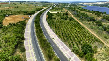 Çöldeki otoyolun havadan görünüşü, Mui Ne, Vietnam. Burası, Mui Ne 'den Phan Ri' ye kadar uzanan en güzel yol olarak kabul edilir..