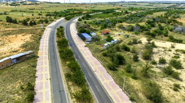 Çöldeki otoyolun havadan görünüşü, Mui Ne, Vietnam. Burası, Mui Ne 'den Phan Ri' ye kadar uzanan en güzel yol olarak kabul edilir..