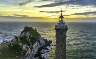Ke Ga deniz feneri kıyıya yakın bir adada yer almaktadır. Bu deniz feneri, Vietnam 'ın orta sularındaki suya rehberlik etmek için Fransız döneminde inşa edilmiştir..