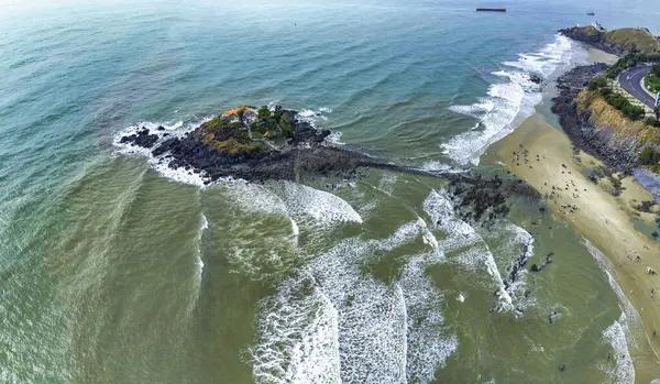 Vung Tau şehrindeki Hon Ba adasının havadan görünüşü, Vietnam. Dolunay takviminde, gelgit çekildiğinde insanlar dağdaki tapınağı ziyaret etmek için adanın bir ucundan diğer ucuna yürüyebilirler. Ruhani seyahat konsepti.