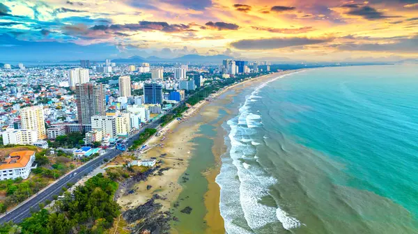 Vung Tau şehri ve kıyıları, Vietnam. Vung Tau, Vietnam 'ın güneyinde ünlü bir turizm kıyı kentidir. Seyahat kavramı