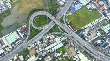 Güney Vietnam 'da karmaşık bir otoyol kavşağı olan Saigon şehir manzarası. Kentsel kalkınma dokusu, ulaşım altyapısı ve yeşil parklar