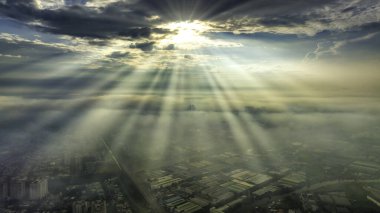 Güney Vietnam 'da sisli güneş ışınlarıyla kaplı Saigon şehri manzarası. Kentsel kalkınma dokusu, ulaşım altyapısı ve yeşil parklar