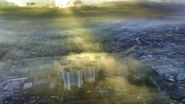 Güney Vietnam 'daki sisli gökyüzü ile Saigon şehir manzarası. Kentsel kalkınma dokusu, ulaşım altyapısı ve yeşil parklar