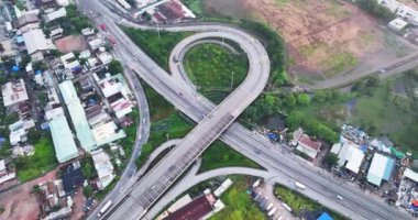 Güney Vietnam 'da karmaşık bir otoyol kavşağı olan Saigon şehir manzarası. Kentsel kalkınma dokusu, ulaşım altyapısı ve yeşil parklar
