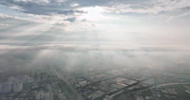 Güney Vietnam 'da sisli güneş ışınlarıyla kaplı Saigon şehri manzarası. Kentsel kalkınma dokusu, ulaşım altyapısı ve yeşil parklar