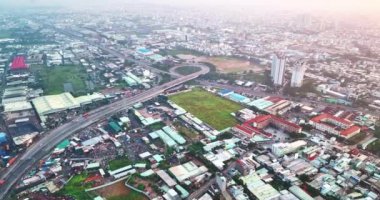 Güney Vietnam 'da karmaşık bir otoyol kavşağı olan Saigon şehir manzarası. Kentsel kalkınma dokusu, ulaşım altyapısı ve yeşil parklar