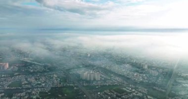 Güney Vietnam 'da sisli güneş ışınlarıyla kaplı Saigon şehri manzarası. Kentsel kalkınma dokusu, ulaşım altyapısı ve yeşil parklar