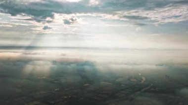 Güney Vietnam 'da sisli güneş ışınları ile sabah Saigon şehrinin hava görüntüsü zaman aşımına uğradı. Kentsel kalkınma dokusu, ulaşım altyapısı ve yeşil parklar