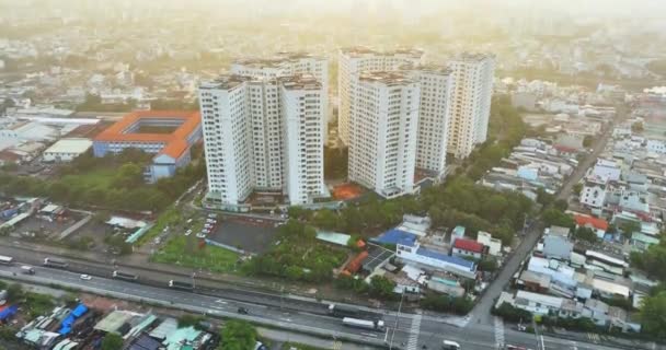 胡志明市 2023年11月13日 南越朝阳天空下的西贡市空中景观 城市发展结构 交通运输基础设施和绿色公园 — 图库视频影像
