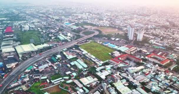 베트남의 복잡한 고속도로 교차로와 아침에 사이공 시티스케이프의 텍스처 인프라 — 비디오