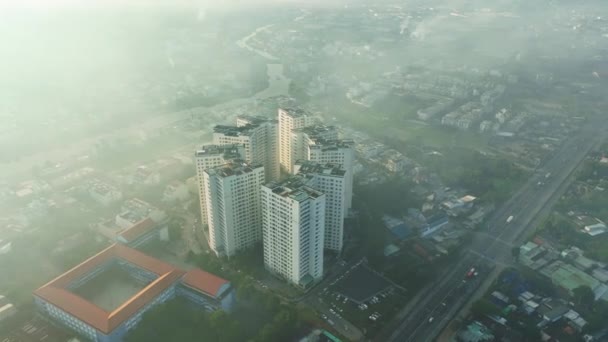 베트남 남부의 안개낀 하늘을 아침에 공중에서 사이공 인프라 — 비디오