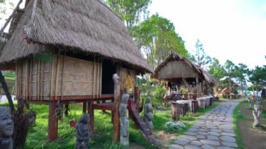 Da Lat, Vietnam - 25 Ocak 2023: Etnik azınlık köylerinin sanat dekorasyonu ve günlük yaşam araçları Da Lat, Vietnam 'da düzenlenen Central Highlands festivalinde yer aldı..