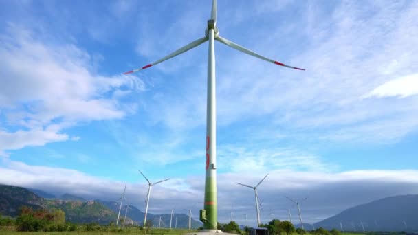 Panoramisch Uitzicht Windpark Windpark Groene Weide Met Windturbines Die Elektriciteit — Stockvideo