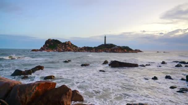日落时分 小岛上的风景与古老的灯塔是美丽而宁静的 这是越南岛上唯一一座古老的灯塔 — 图库视频影像