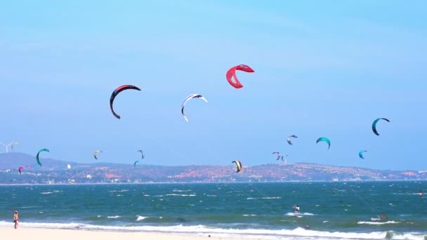 Mui Vietnam Febrero 2023 Kite Surfing Muchas Siluetas Cometas Cielo — Vídeos de Stock