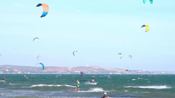 Mui Wietnam Lutego 2023 Kite Surfing Wiele Sylwetek Latawców Niebie — Wideo stockowe