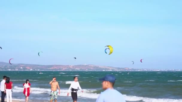Mui Vietnam Febrero 2023 Kite Surfing Muchas Siluetas Cometas Cielo — Vídeos de Stock