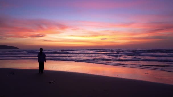 Krásný Východ Slunce Pláži Pod Vlnami Lapování Břehu Měkké Velké — Stock video
