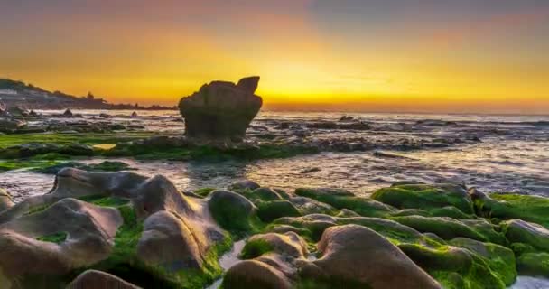 在越南中部一个美丽的海滩上 在日出的天空中 岩石海滩和绿色苔藓的时间在流逝 越南海景奇异的岩石 — 图库视频影像