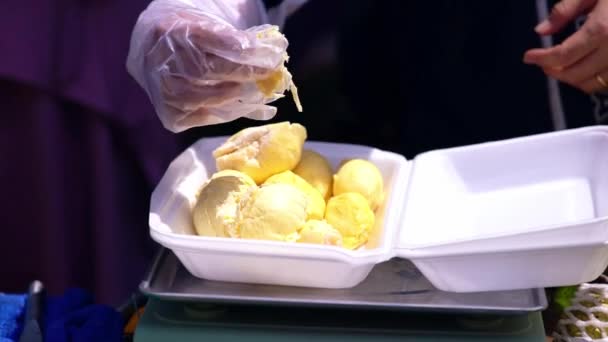 Durian Meyveleri Pazarda Satılıyor Vietnam Meyveleri Cai Lay Bölgesinden Tien — Stok video