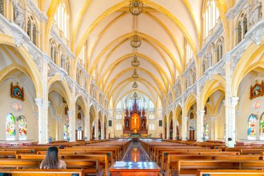 Vung Tau, Vietnam - 6 Ağustos 2023: Fransız Gotik mimarisinde inşa edilen Song Vinh kilisesinin manzarası cemaati hayatta barış için dua etmeye çekiyor