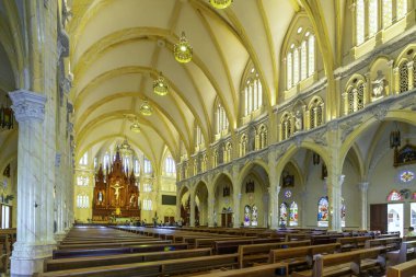 Vung Tau, Vietnam - 6 Ağustos 2023: Fransız Gotik mimarisinde inşa edilen Song Vinh kilisesinin manzarası cemaati hayatta barış için dua etmeye çekiyor