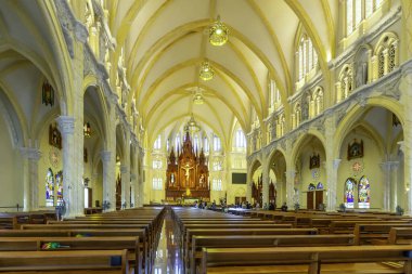 Vung Tau, Vietnam - 6 Ağustos 2023: Fransız Gotik mimarisinde inşa edilen Song Vinh kilisesinin manzarası cemaati hayatta barış için dua etmeye çekiyor