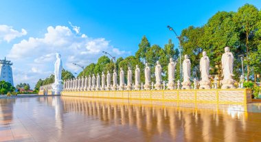 Vung Tau, Vietnam - 6 Ağustos 2023: Mimarlık papaz evi Dai Tong Lam sabah güneşi turistleri ruhsal olarak ziyaret edip Vietnam 'ın Vung Tau kentinde Buda' ya dua etmeye cezbediyor.