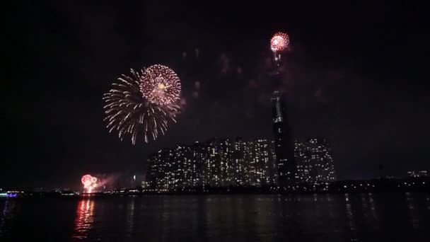 Fuochi Artificio Colorati Nel Cielo Che Brillano Notte Accanto Grattacielo — Video Stock