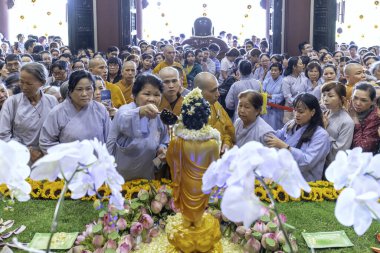 Ho Chi Minh Şehri, Vietnam - 19 Mayıs 2019: Vietnam Budist hamamı Buda heykeli Ho Chi Minh Şehri, Vietnam 'daki pagoda' da Buda 'nın doğum günü kutlamalarında bedeni ve ruhu arındırdı