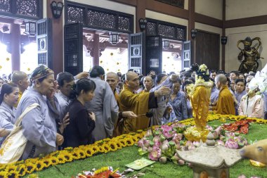 Ho Chi Minh Şehri, Vietnam - 19 Mayıs 2019: Vietnam Budist hamamı Buda heykeli Ho Chi Minh Şehri, Vietnam 'daki pagoda' da Buda 'nın doğum günü kutlamalarında bedeni ve ruhu arındırdı