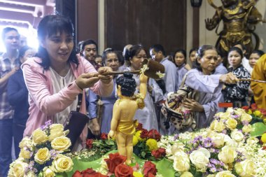 Ho Chi Minh Şehri, Vietnam - 19 Mayıs 2019: Vietnam Budist hamamı Buda heykeli Ho Chi Minh Şehri, Vietnam 'daki pagoda' da Buda 'nın doğum günü kutlamalarında bedeni ve ruhu arındırdı