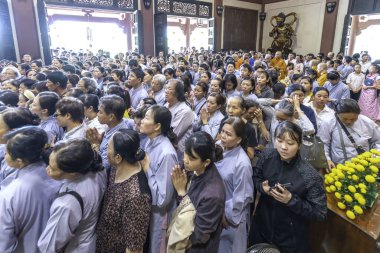 Ho Chi Minh Şehri, Vietnam - 19 Mayıs 2019: Vietnam Budist hamamı Buda heykeli Ho Chi Minh Şehri, Vietnam 'daki pagoda' da Buda 'nın doğum günü kutlamalarında bedeni ve ruhu arındırdı