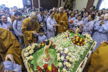 Ho Chi Minh Şehri, Vietnam - 19 Mayıs 2019: Vietnam Budist hamamı Buda heykeli Ho Chi Minh Şehri, Vietnam 'daki pagoda' da Buda 'nın doğum günü kutlamalarında bedeni ve ruhu arındırdı