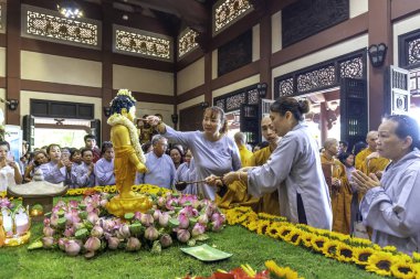 Ho Chi Minh Şehri, Vietnam - 19 Mayıs 2019: Vietnam Budist hamamı Buda heykeli Ho Chi Minh Şehri, Vietnam 'daki pagoda' da Buda 'nın doğum günü kutlamalarında bedeni ve ruhu arındırdı