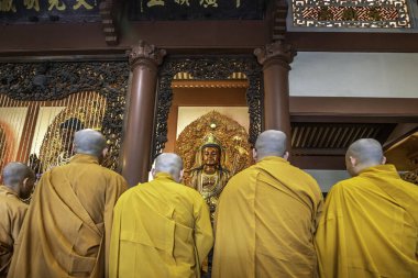 Ho Chi Minh Şehri, Vietnam - 19 Mayıs 2019: Keşişler, akşam vakti Ho Chi Minh City, Vietnam 'daki antik bir tapınakta Buda' nın doğum günü kutlamaları sırasında barış duaları okuyorlar.