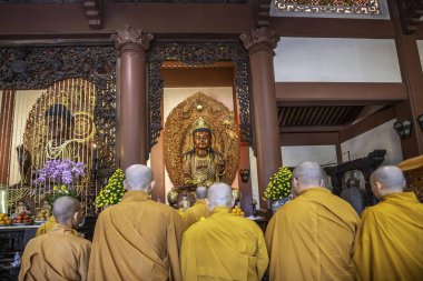 Ho Chi Minh Şehri, Vietnam - 19 Mayıs 2019: Keşişler, akşam vakti Ho Chi Minh City, Vietnam 'daki antik bir tapınakta Buda' nın doğum günü kutlamaları sırasında barış duaları okuyorlar.