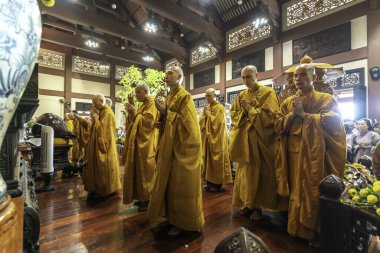 Ho Chi Minh Şehri, Vietnam - 19 Mayıs 2019: Keşişler, akşam vakti Ho Chi Minh City, Vietnam 'daki antik bir tapınakta Buda' nın doğum günü kutlamaları sırasında barış duaları okuyorlar.