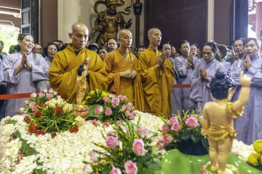 Ho Chi Minh Şehri, Vietnam - 19 Mayıs 2019: Ho Chi Minh City, Vietnam 'da Buda' nın doğum günü kutlamasına hazırlanan keşişler ve Budistlerle birlikte tapınağın içine bakın