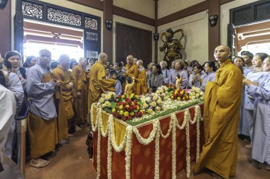 Ho Chi Minh Şehri, Vietnam - 19 Mayıs 2019: Ho Chi Minh City, Vietnam 'da Buda' nın doğum günü kutlamasına hazırlanan keşişler ve Budistlerle birlikte tapınağın içine bakın
