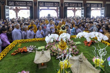 Ho Chi Minh Şehri, Vietnam - 19 Mayıs 2019: Ho Chi Minh City, Vietnam 'da Buda' nın doğum günü kutlamasına hazırlanan keşişler ve Budistlerle birlikte tapınağın içine bakın